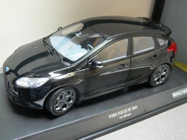 1/18 Minichamps Ford Focus ST 2011 schwarzmetallic 110 082000