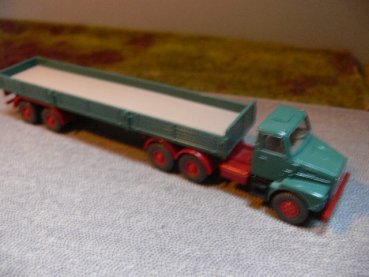 1/87 Wiking Volvo Sattelzug patinagrün