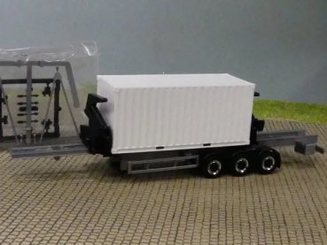 1/87 Herpa Seitenlader grau/schwarz Chromfelgen mit 20 ft Container weiß