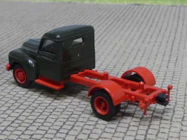 1/87 Brekina Hanomag L 28 Fahrerhaus dunkelgrün, mit Chassis rot