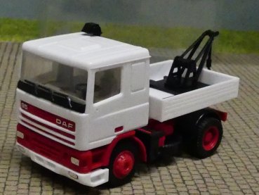 1/87 Herpa DAF 95 2-Achs ZM weiß mit Pritsche und Abschlepphaken