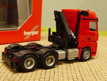 1/87 Herpa MB Arocs 6x4 3-Achs Zugmaschine mit Ladekran rot 313315