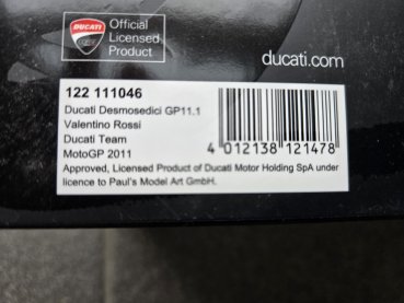 1/12 Minichamps Ducati Desmosedici GP11.1 V. Rossi MotoGP 2011 122 111046