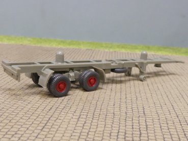 1/87 Wiking 40ft Chassis grau Felgen rot