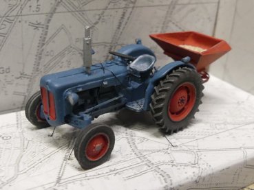 1/87 Artitec Fordson Traktor mit Heckstreuer 387.347