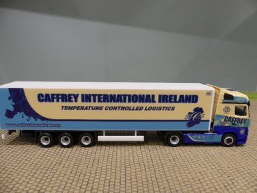 1/87 Herpa MB Actros 18 Bigspace Kühlkoffer-Sattelzug 80 Jahre Caffrey 316590