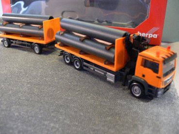 1/87 Herpa MAN TGS M Flachbett-Hängerzug orange + Ladekran+Ladegut Röhren 305631