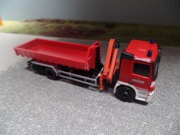 1/87 Herpa MB Actros M Abrollmulden-LKW mit Ladekran Fw Aachen 306188