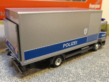 1/87 Herpa MB Atego Koffer-LKW m. Ladebordw. Polizei Hamburg Entschärfer 093538