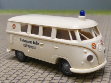 1/87 Brekina # 0669 VW T1 b Bus Rettungsamt Berlin 31792