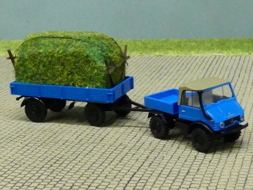 1/87 Brekina Unimog 421 mit Anhänger und Viehfutter blau