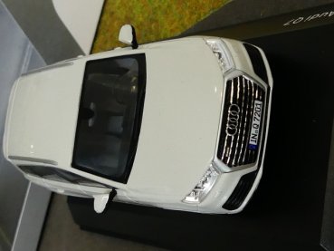 1/43 Spark Audi Q7 gletscherweiß 023664