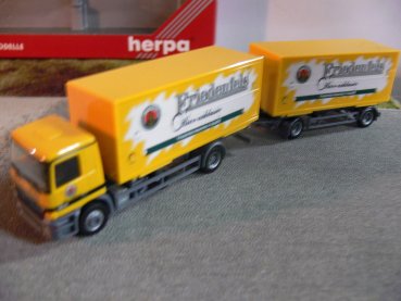 1/87 Herpa MB Actros M Wechsel-Getränkekoffer-HZ Friedenfels 147552