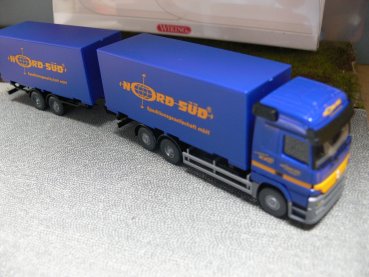 1/87 Wiking MB Actros Nord-Süd Spedition Wechselkoffer-Hängerzug 599 03