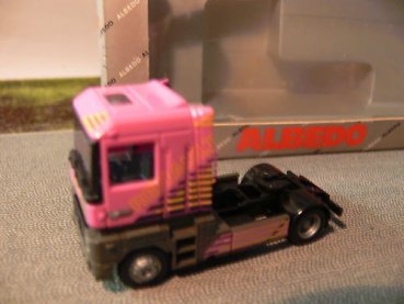 1/87 Albedo Renault AE Zugmaschine pink