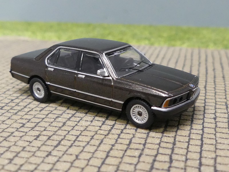 Modellspielwaren Reinhardt - 1/87 Minichamps BMW 7er 1977 braun metallic  870 020404
