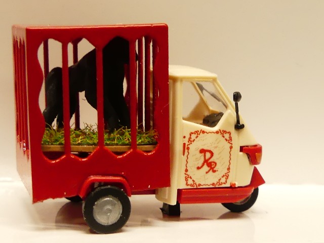 Modellspielwaren Reinhardt - 1/87 Busch Piaggio Ape 50 Zirkuswagen mit  Käfig und Affe 48489