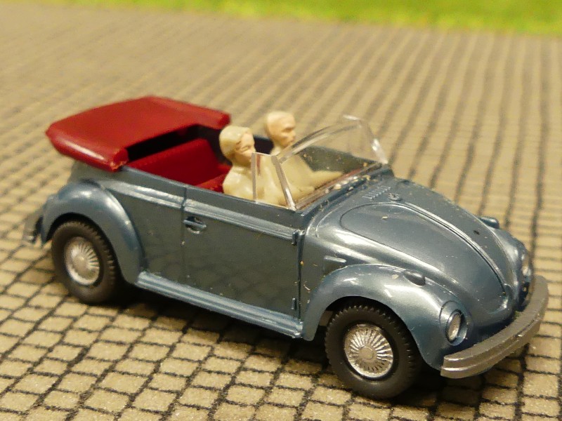 1/87 Wiking VW Käfer 1303 Cabrio mit Personen stratoblaumetallic 033 4A