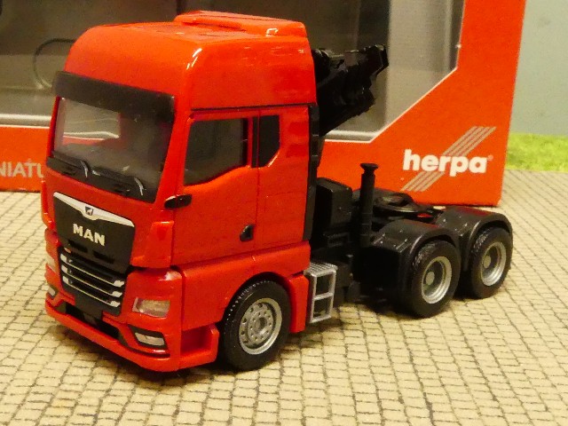 1/87 Herpa MAN TGX GX 6x4 3-Achs Zugmaschine mit Ladekran rot 313117