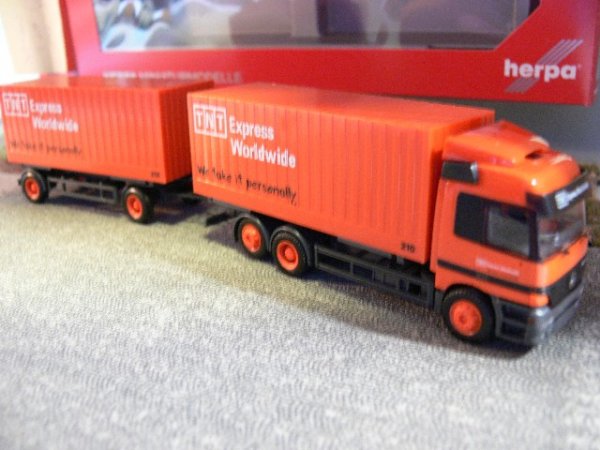 1/87 Herpa MB Actros TNT Express Worldwide Cargobox Hängerzug 144278