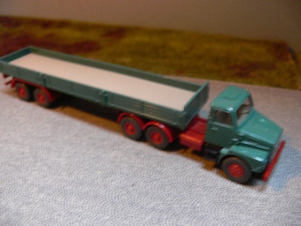 1/87 Wiking Volvo N10 Sattelzug patinagrün 519