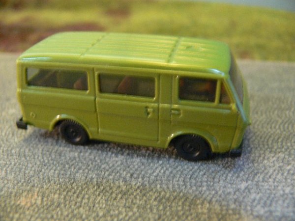 1/87 Herpa VW LT 28 olivgrün Bus