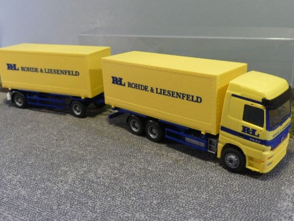 1/87 Herpa Albedo MB Actros R&L Rohde Schiebeplanen Hängerzug in Faltbox 250095