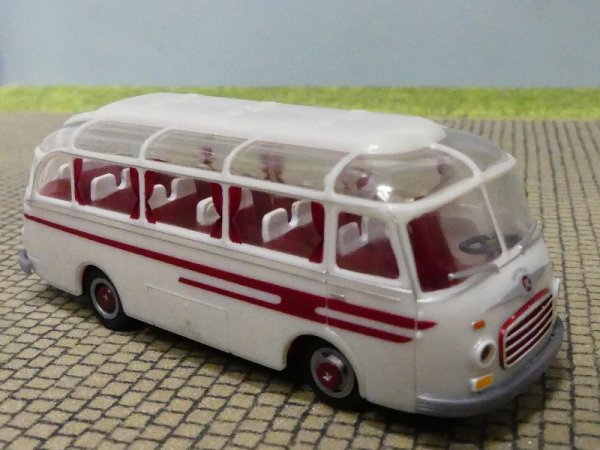 1/87 Brekina Setra S6 grauweiß/rubinrot 56023