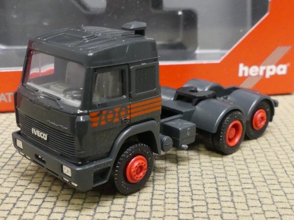 1/87 Herpa IVECO TurboStar 3achs Zugmaschine dunkelgrau