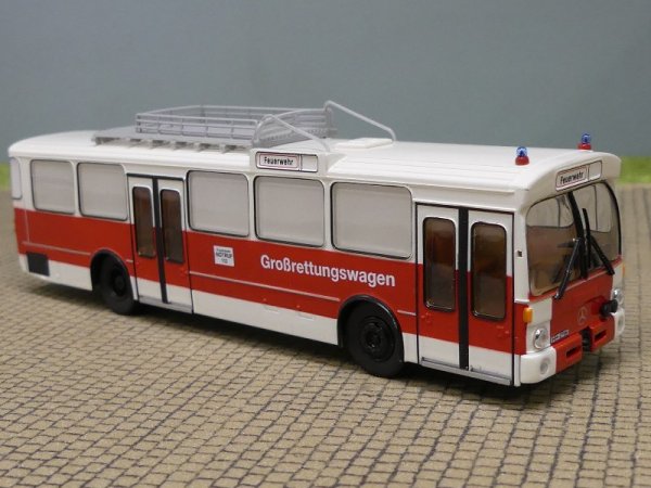 1/87 Brekina MB O 305 Feuerwehr HH Großrettungswagen weiß/rot