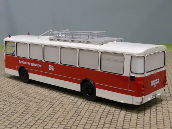 1/87 Brekina MB O 305 Feuerwehr HH Großrettungswagen weiß/rot