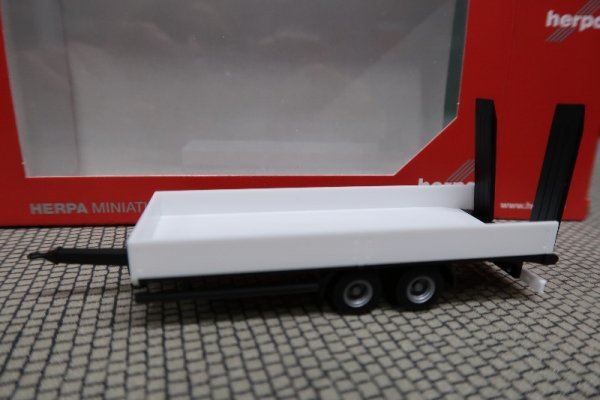 1/87 Herpa LKW Tieflade-Tandemanhänger mit Auffahrrampen weiß 076913