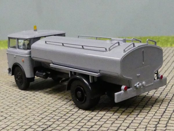 1/87 Brekina LIAZ 706 Sprengwagen grau 71871