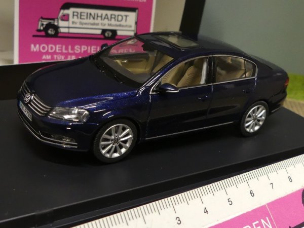 1/43 Schuco VW Passat Limousine dunkelblau