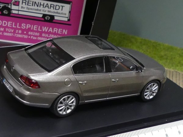 1/43 Schuco VW Passat Limousine beigebraun