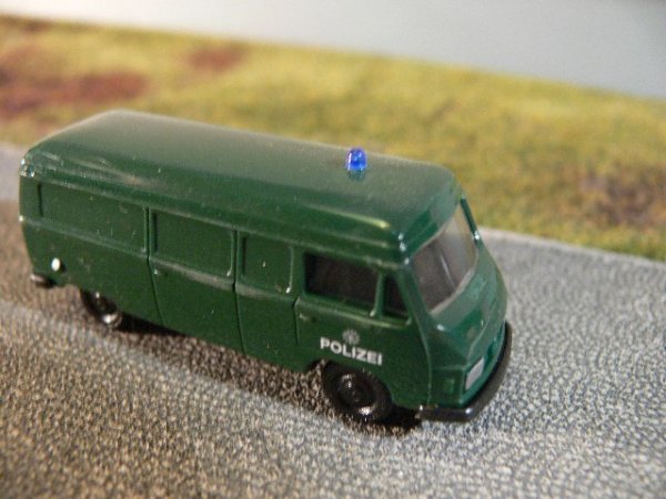 1/87 APS MB L 207 Polizei Kasten dunkelgrün