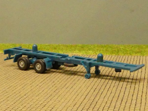 1/87 Wiking 40ft Container Chassis blau mit Unterfahrschutz