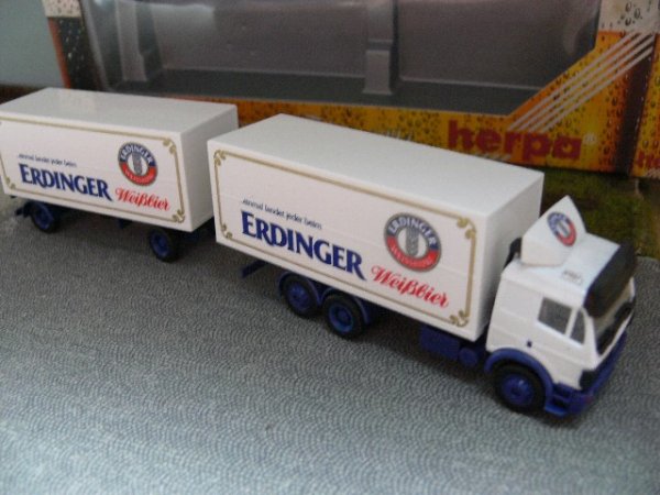 1/87 Herpa MB SK Erdinger Weißbier Koffer-Hängerzug