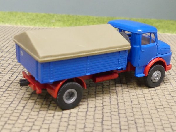 1/87 Brekina MB 322 Zugmaschine blau Chassis rot mit Dreiecksplane