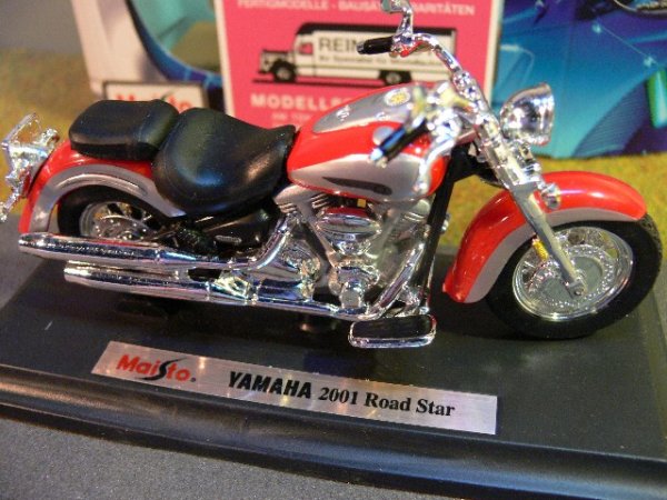 1/18 Maisto Yamaha 2001 Road Star rot-silber