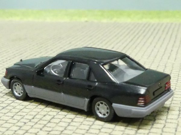 1/87 Wiking MB 320E schwarz 153 01 B