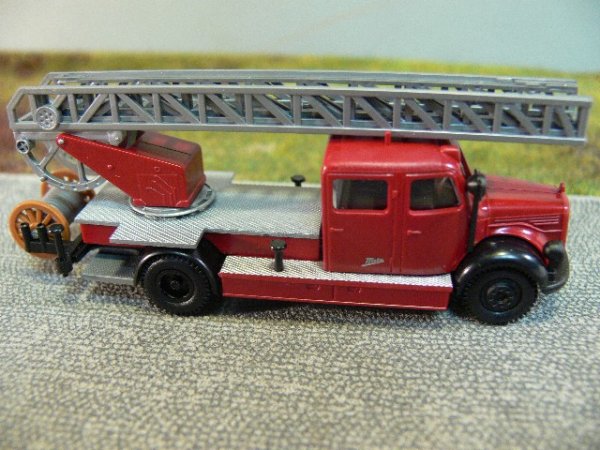 1/87 Brekina MB 311 Feuerwehr DL Drehleiter dunkelrot # 3 4032