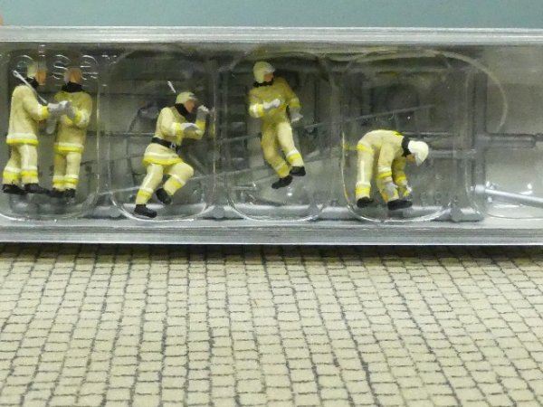 1/87 Preiser Feuerwehrmänner Löschangriff moderne Kleidung 10771