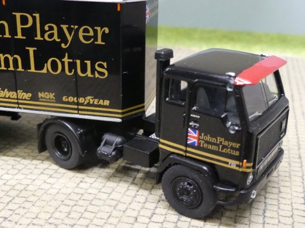 1/87 Brekina Volvo F89 John Player, Team Lotus, Koffer-Sattelzug 85681