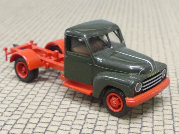 1/87 Brekina Hanomag L 28 Fahrerhaus dunkelgrün, mit Chassis rot