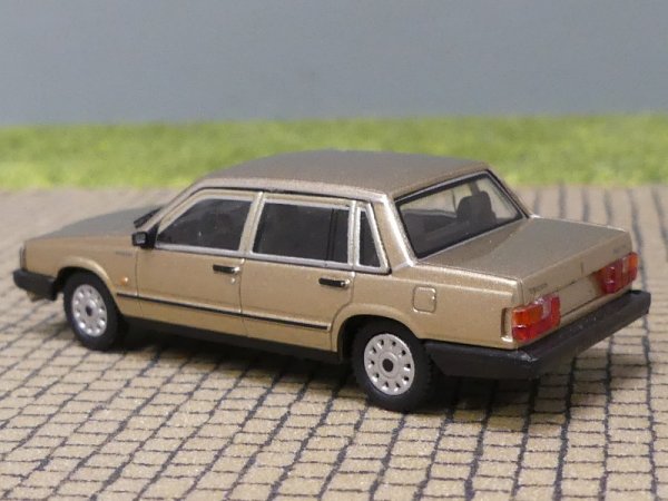 1/87 Minichamps Volvo 740 GL 1986 gold 870 171700