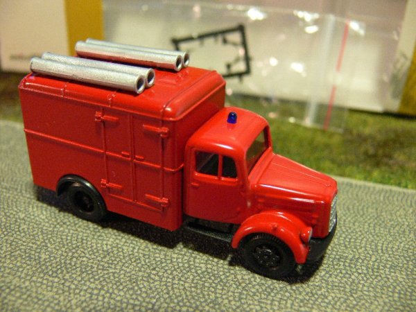 1/87 Herpa minitanks MB Koffer-LKW mit Dachbeladung Feuerwehr 745024