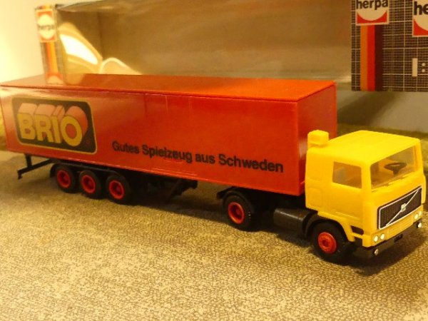 1/87 Herpa Volvo F12 BRIO Schweden Koffer Sattelzug #143