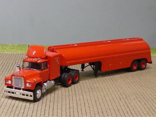 1:87 Brekina Mack RS700 rot, Tank Sattelzug 85814