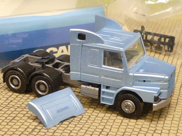 1/87 Herpa Scania Hauber 3achs Zugmaschine hellblau metallic